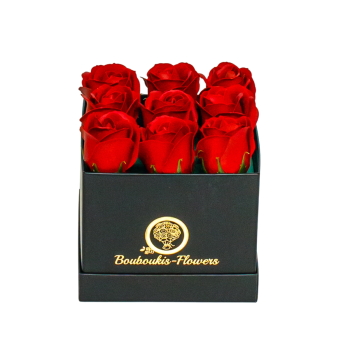 Κύβος Σε Μαύρο Kουτί Με Κόκκινα Τριαντάφυλλα.